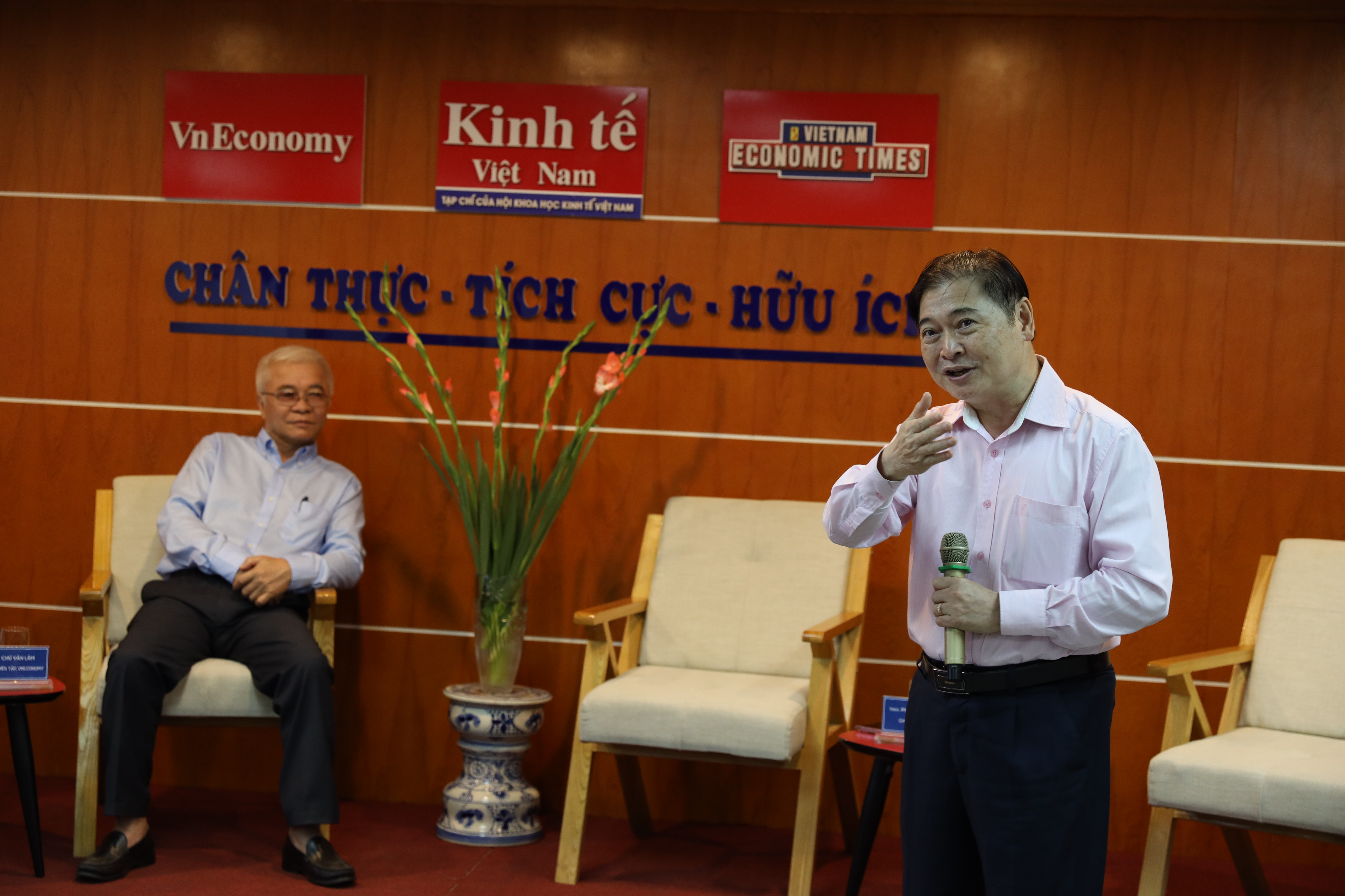 Chủ tịch VUSTA nêu rõ 3 bài học mà Tạp chí có thể rút ra để tiếp tục phát huy trong chặng đường phát triển mới. Ảnh: Chu Xuân Khoa.