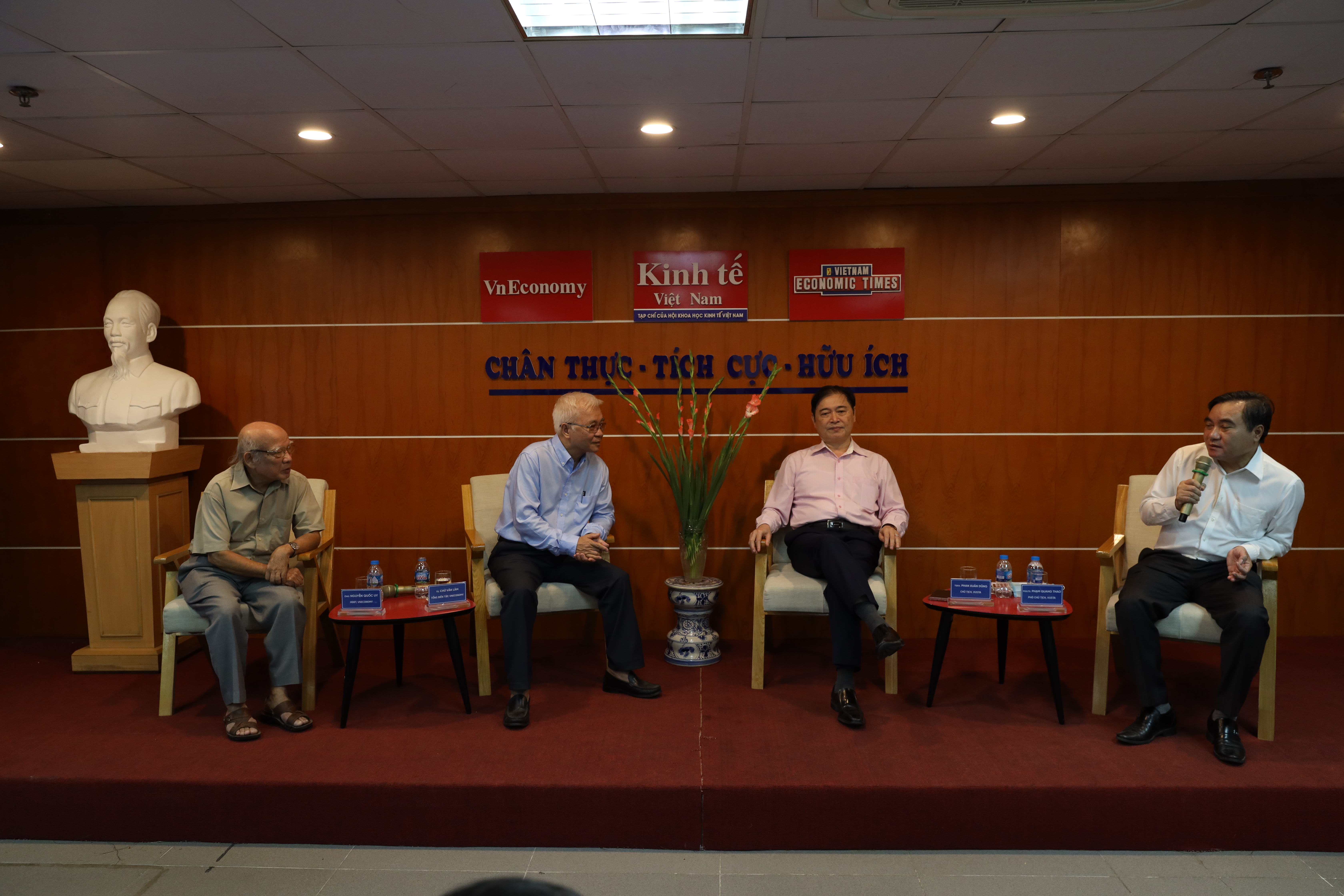 PGS TS Phạm Quang Thao, Phó Chủ tịch VUSTA (bên phải ngoài cùng), khẳng định: Báo chí, cũng như các lĩnh vực kinh tế, chính trị, xã hội đều không thể tách rời khỏi nền kinh tế số. Ảnh: Chu Xuân Khoa.