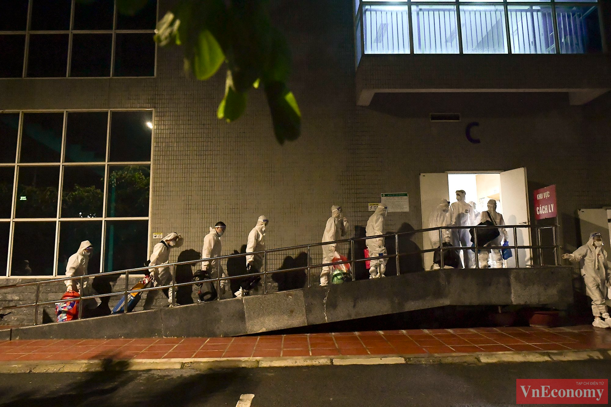 Trong tối nay, B&ecirc;̣nh vi&ecirc;̣n Thanh Nhàn ti&ecirc;́p nh&acirc;̣n 182 b&ecirc;̣nh nh&acirc;n và người nhà, trong đó có 16 b&ecirc;̣nh nhi.&nbsp;T&acirc;́t cả người d&acirc;n được chuy&ecirc;̉n đ&ecirc;́n khu cách ly tại nhà C của b&ecirc;̣nh vi&ecirc;̣n.&nbsp;