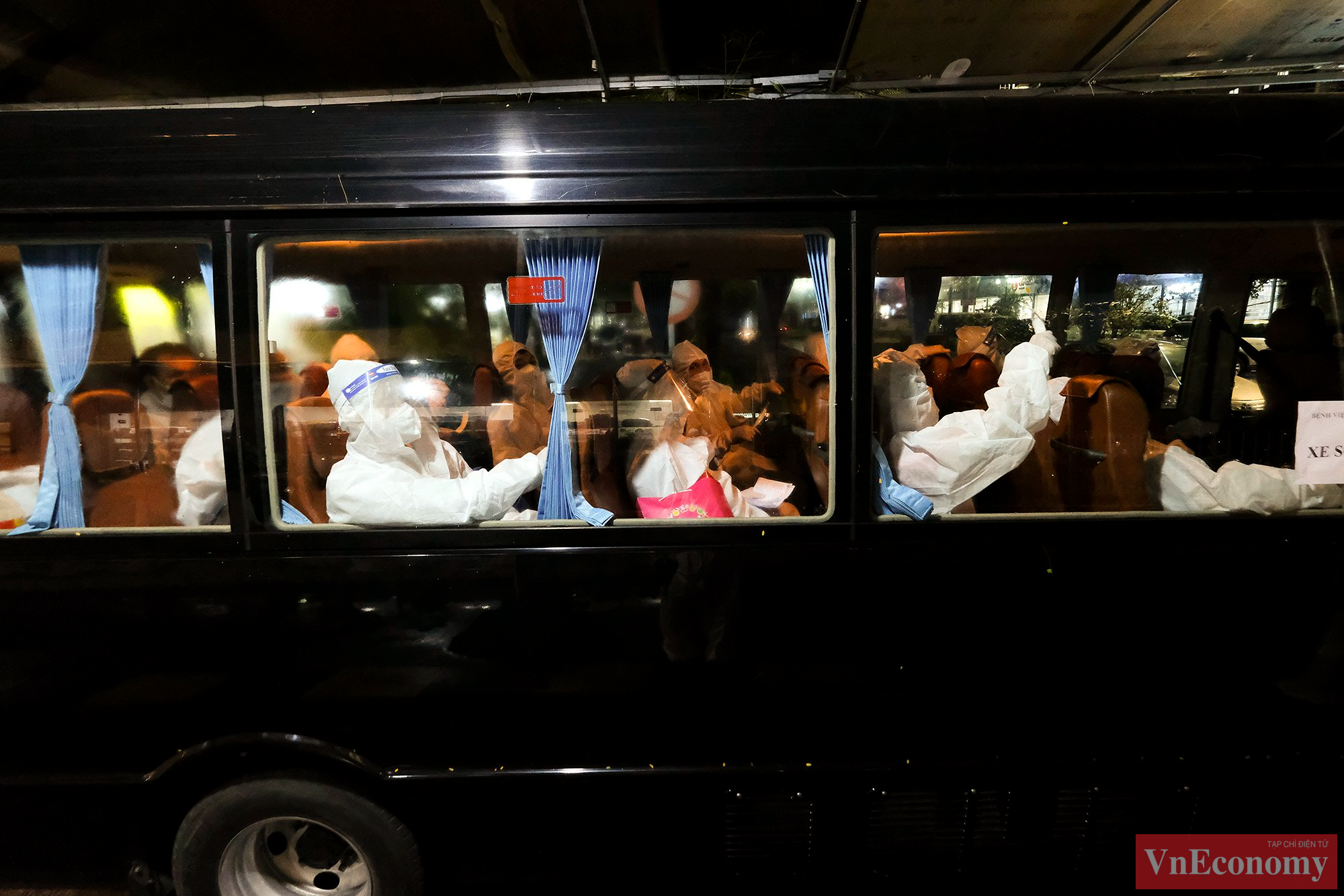 L&atilde;nh đạo bệnh viện Hữu nghị Việt Đức cho biết hiện c&ograve;n 1.054 bệnh nh&acirc;n, 1.018 người nh&agrave;, hơn 1.000 nh&acirc;n vi&ecirc;n y tế đang c&oacute; mặt trong khu&ocirc;n vi&ecirc;n bệnh viện.