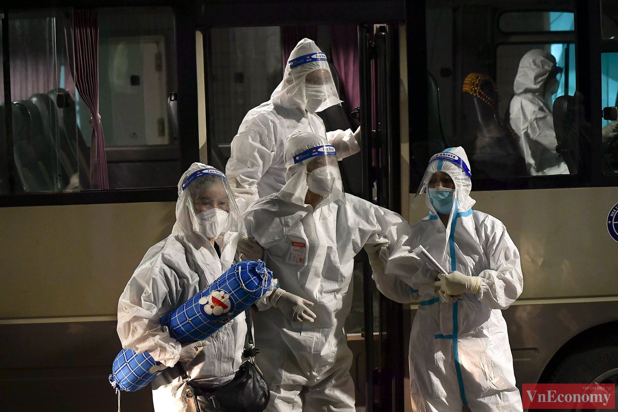 Ước t&iacute;nh c&oacute; khoảng&nbsp;khoảng 50 xe bao g&ocirc;̀m c&acirc;́p cứu, xe buýt, xe khách với khoảng 100 lượt di chuy&ecirc;̉n b&ecirc;̣nh nh&acirc;n và người nhà b&ecirc;̣nh nh&acirc;n.&nbsp;