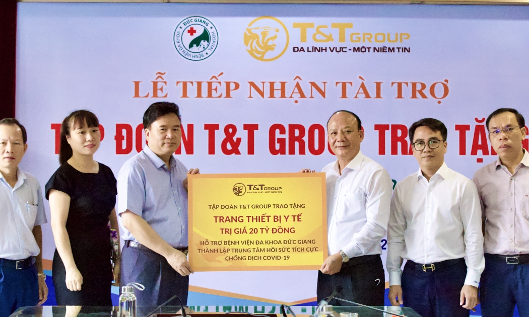 Ông Nguyễn Tất Thắng, Phó Tổng giám đốc Tập đoàn T&T Group trao ủng hộ cho TS.BS Nguyễn Văn Thường, Giám đốc Bệnh viện đa khoa Đức Giang.