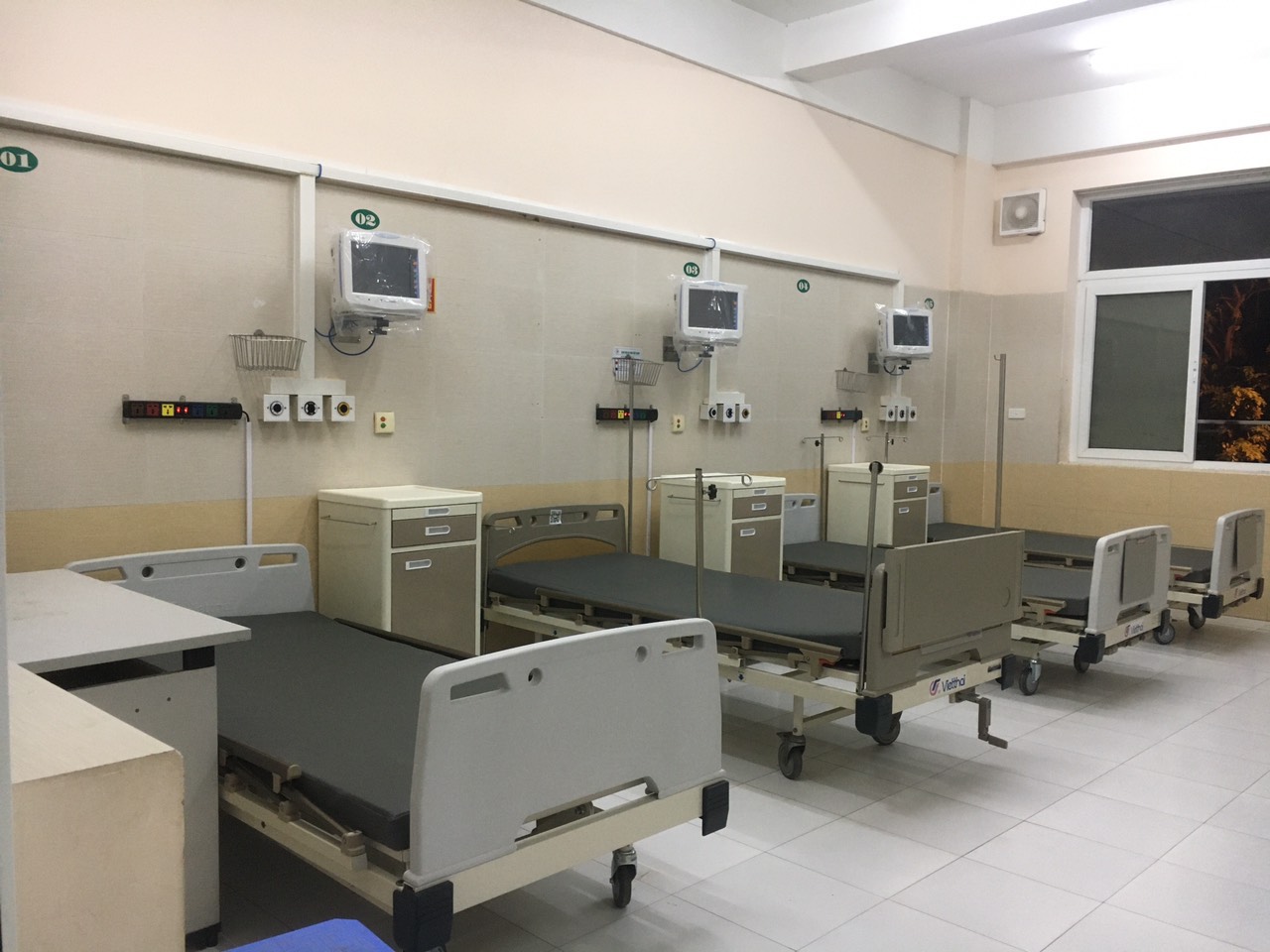 Đơn nguy&ecirc;n 50 giường bệnh đầu ti&ecirc;n của Trung t&acirc;m hồi sức t&iacute;ch cực (ICU) ph&ograve;ng chống Covid-19 với đầy đủ trang thiết bị hiện đại đ&atilde; được Bệnh viện Đức Giang đưa v&agrave;o sử dụng, phục vụ việc điều trị bệnh nh&acirc;n Covid-19 nặng trong đợt dịch b&ugrave;ng ph&aacute;t cao điểm vừa qua.