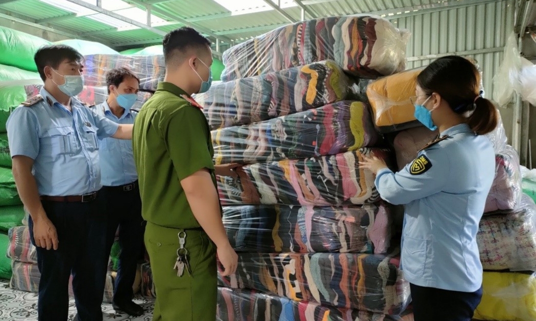 Đội QLTT số 5 đang kiểm tra hàng hoá tại cơ sở sản xuất, buôn bán hàng dệt may Hương Hiền (Tây Lương, Tiền Hải)