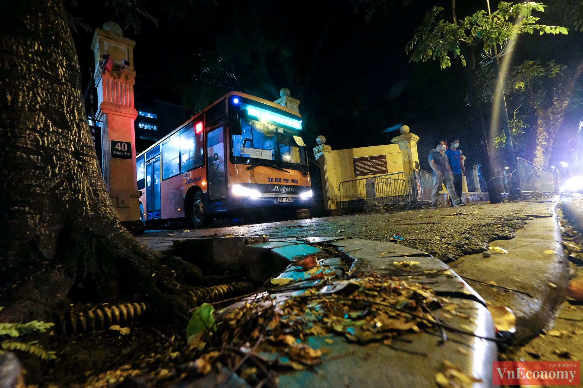 M&ocirc;̣t lượt xe buýt và xe khách chở trung bình từ 15 - 20 người, chủ y&ecirc;́u là người nhà b&ecirc;̣nh nh&acirc;n và b&ecirc;̣nh nh&acirc;n nhẹ.