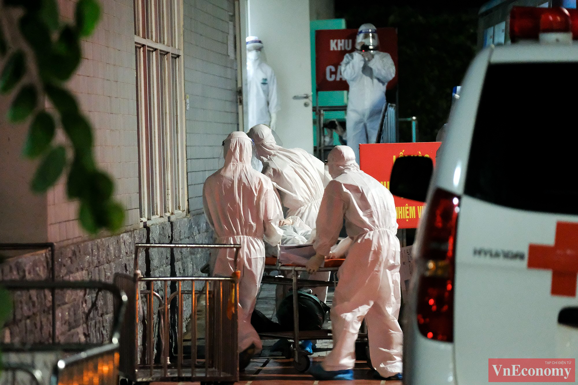 C&aacute;c bệnh nh&acirc;n nặng được ph&iacute;a Bệnh viện Thanh Nh&agrave;n hỗ trợ tiếp đ&oacute;n để nhập viện nhanh ch&oacute;ng.