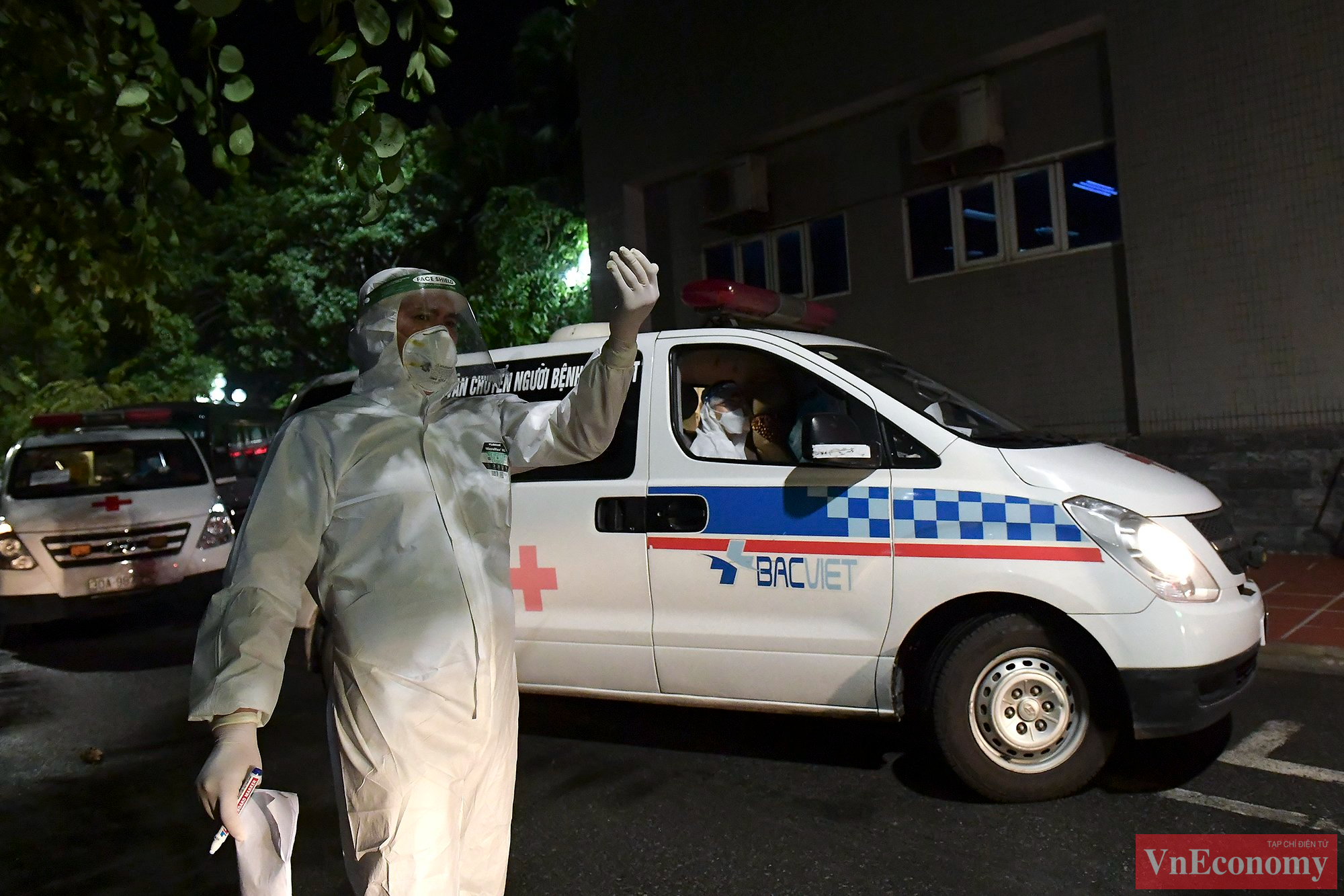 Khoảng 21h30, những chuyến xe đầu ti&ecirc;n đ&atilde; qua cổng Bệnh viện Thanh Nh&agrave;n. Bệnh viện&nbsp;đã b&ocirc;́ trí hàng chục nh&acirc;n vi&ecirc;n y t&ecirc;́ đ&ecirc;̉ ph&acirc;n lu&ocirc;̀ng, hướng d&acirc;̃n và làm thủ tục ti&ecirc;́p nh&acirc;̣n các b&ecirc;̣nh nh&acirc;n vào đi&ecirc;̀u trị.&nbsp;