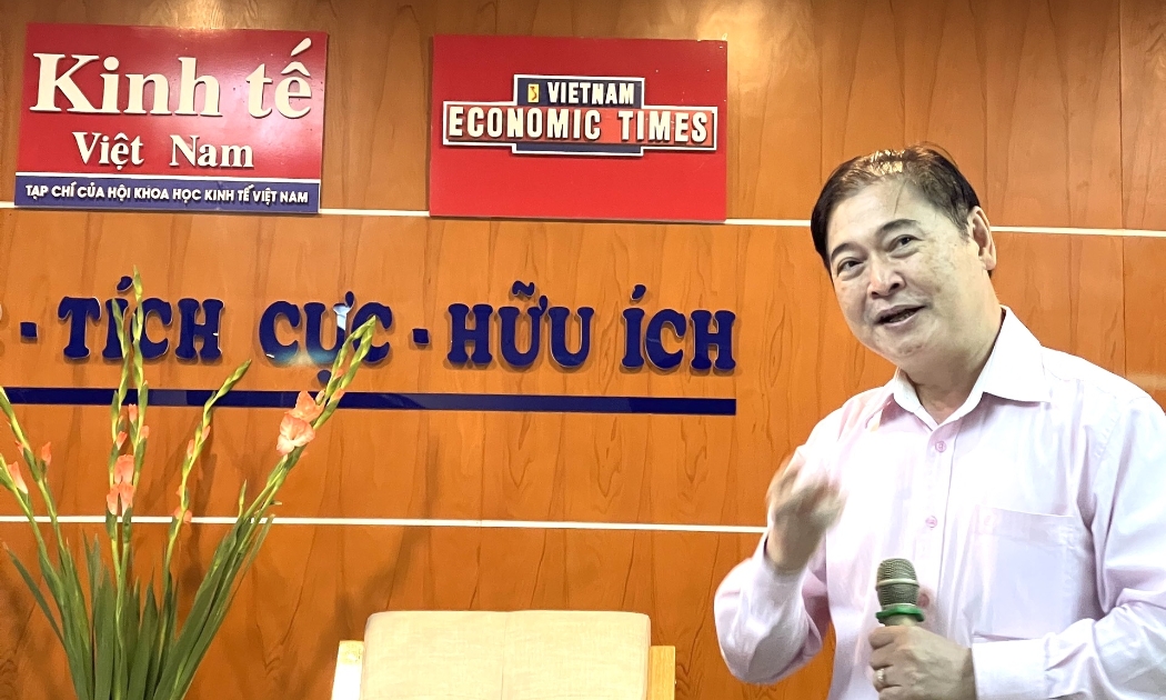 Chủ tịch Liên hiệp các Hội Khoa học và Kỹ thuật Việt Nam Phan Xuân Dũng phát biểu tại buổi làm việc với Tạp chí Kinh tế Việt Nam - Ảnh: Xuân Khoa