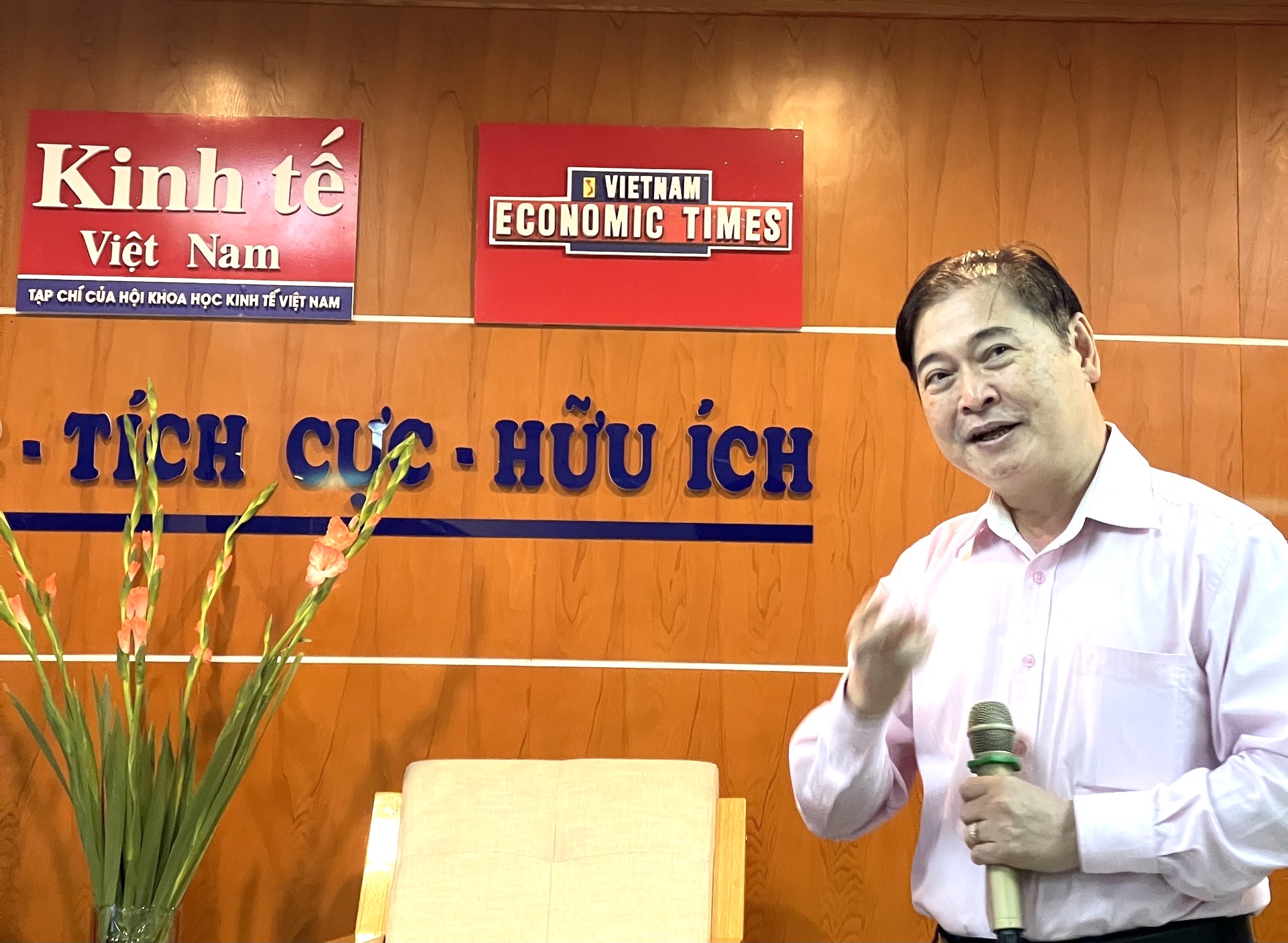 Chủ tịch Liên hiệp các Hội Khoa học và Kỹ thuật Việt Nam Phan Xuân Dũng phát biểu tại buổi làm việc với Tạp chí Kinh tế Việt Nam - Ảnh: Xuân Khoa