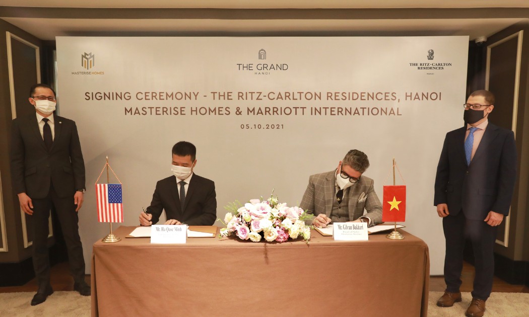 Đại diện tập đoàn Marriott International tại Việt Nam ông Hà Quốc Minh ( bên trái) và Đại diện Masterise Homes ông Gibran Bukhari - Giám đốc Khối kinh doanh ( bên phải) tham gia ký kết. Khách mời danh dự chứng kiến lễ ký kết từ phía Đại Sứ Quán Hoa Kỳ tại Việt Nam ông Konstantin Dubrovsky - Tham tán Kinh tế (đứng bên phải) và đại diện tập đoàn Marriott International ông Julian Wong - Tổng Giám đốc Khách sạn Sheraton Hà Nội (đứng bên trái) trong lễ ký kết.
