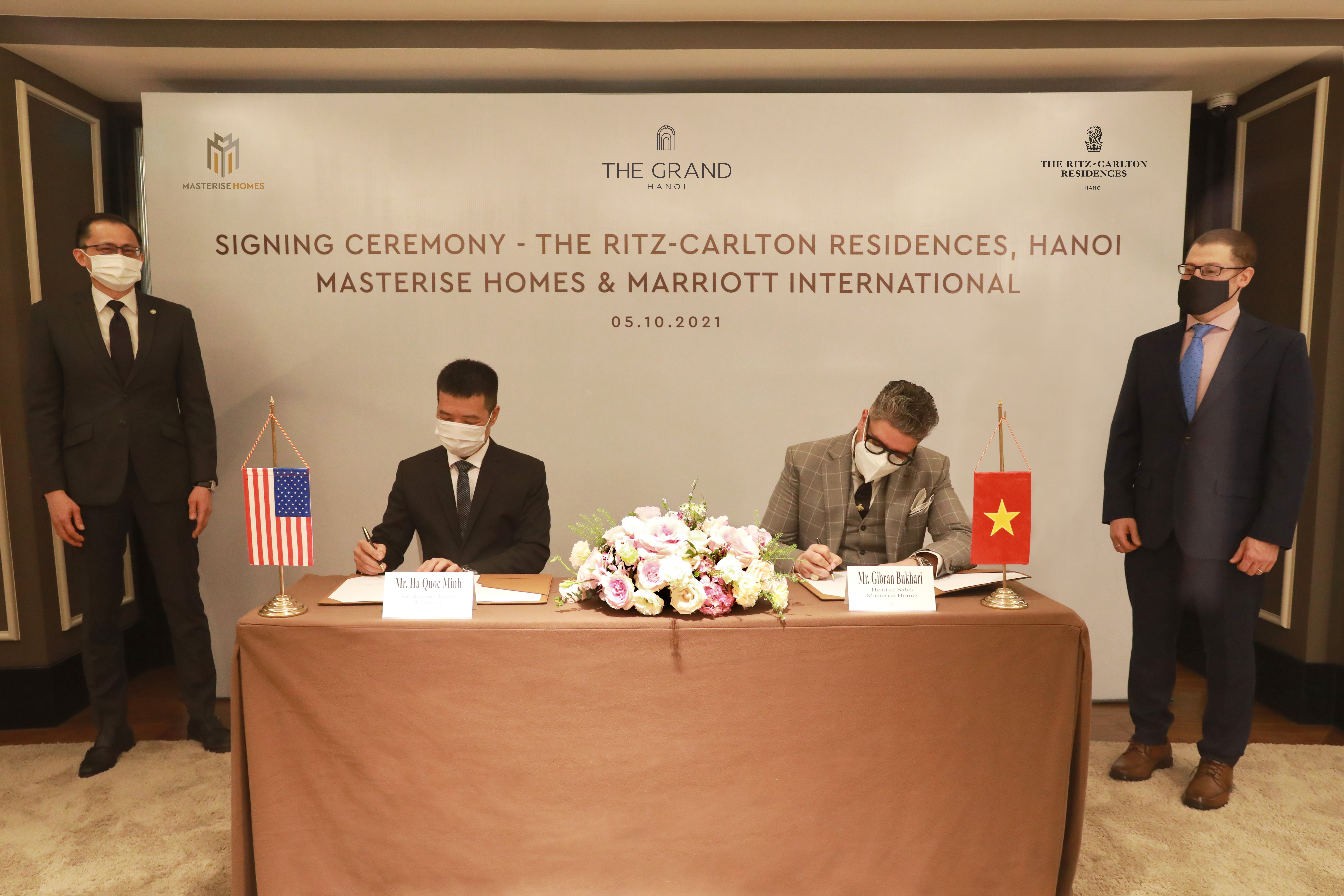 Đại diện tập đoàn Marriott International tại Việt Nam ông Hà Quốc Minh ( bên trái) và  Đại diện Masterise Homes ông Gibran Bukhari - Giám đốc Khối kinh doanh ( bên phải) tham gia ký kết. Khách mời danh dự chứng kiến lễ ký kết từ phía Đại Sứ Quán Hoa Kỳ tại Việt Nam ông Konstantin Dubrovsky - Tham tán Kinh tế (đứng bên phải) và đại diện tập đoàn Marriott International ông Julian Wong - Tổng Giám đốc Khách sạn Sheraton Hà Nội (đứng bên trái) trong lễ ký kết.