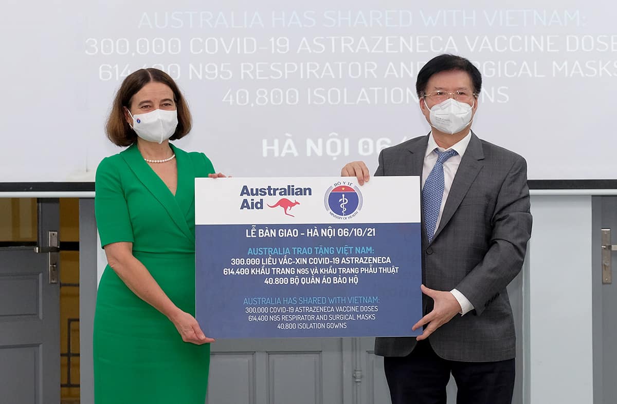 Lễ tiếp nhận vaccine và trang thiết bị chống dịch do Australia hỗ trợ. Ảnh - Trần Minh. 