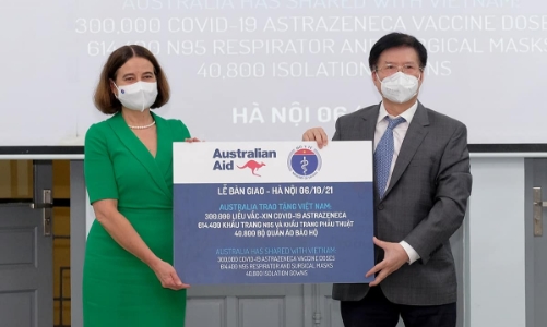 Tiếp nhận thêm 300.000 liều vaccine Covid-19 và trang thiết bị chống dịch từ Australia