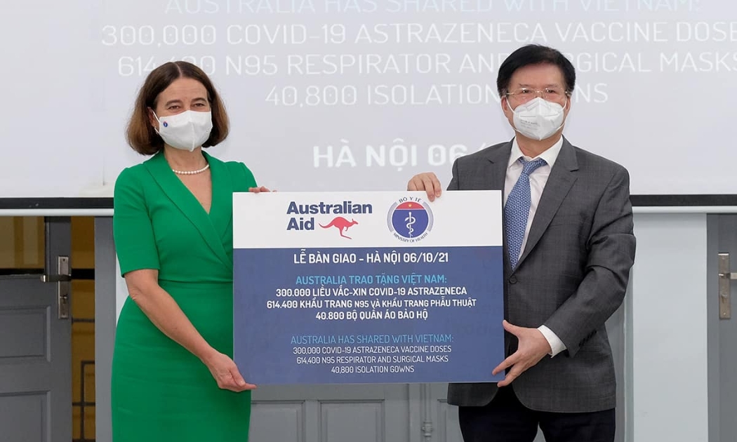 Lễ tiếp nhận vaccine và trang thiết bị chống dịch do Australia hỗ trợ. Ảnh - Trần Minh.