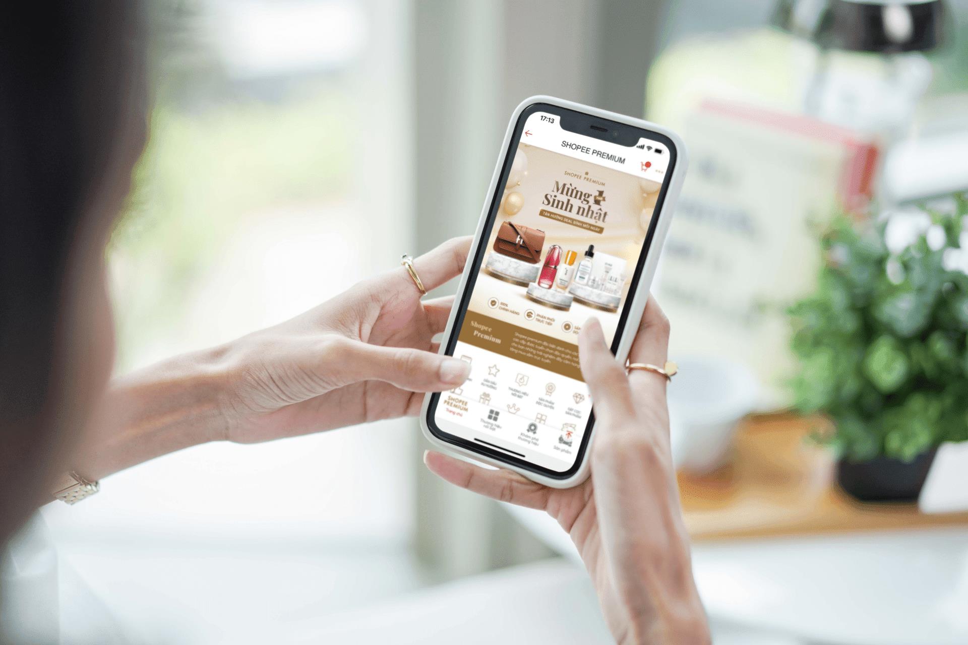 Shopee Premium còn đem đến Hộp quà Thương hiệu bao gồm các sản phẩm được tuyển chọn đặc biệt từ nhiều thương hiệu cao cấp như OHUI, SUM:, SkinCeuticials, Shiseido với mức giá hấp dẫn.