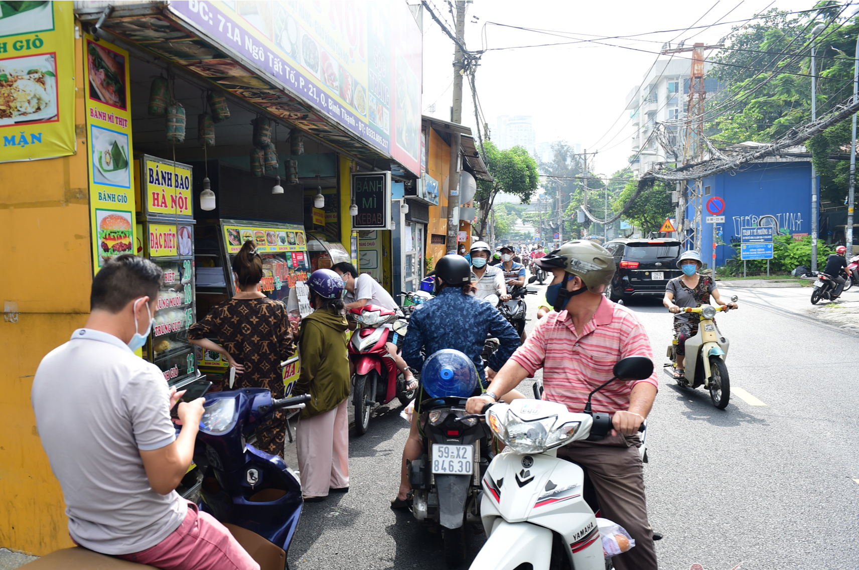 Dịch vụ ăn uống hiện cũng được b&aacute;n trực tiếp cho người d&acirc;n theo h&igrave;nh thức mang về. Do đ&oacute;, c&aacute;c qu&aacute;n ăn uống đ&ocirc;ng người d&acirc;n xếp h&agrave;ng để chờ mua. Ảnh: Vietnamnet.