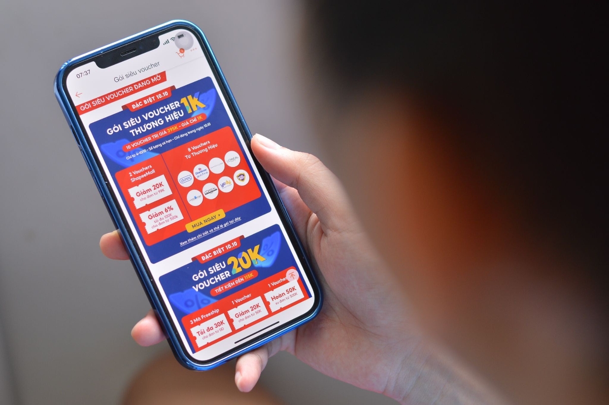 Nổi bật là gói Siêu Voucher thương hiệu có giá chỉ 1.000 đồng, giúp người dùng tiết kiệm đến 395.000 đồng khi mua sắm sản phẩm chính hãng từ Shopee Mall trong ngày 10.10, đặc biệt từ các thương hiệu như Bluestone, Durex, La Roche Posay, L'Oreal CPD & PPD, Maybelline, Colosmulti, Yody.