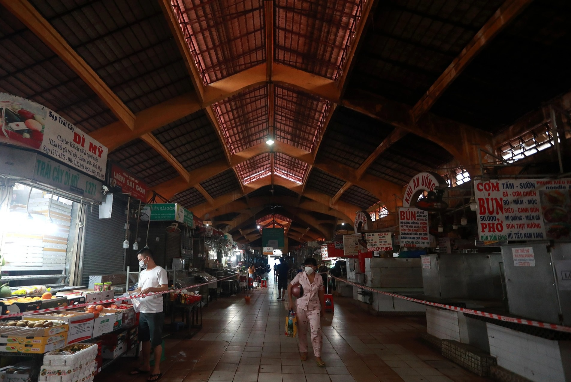 Ngoài các gian hàng bán thực phẩm, rau củ, thịt cá, bên trong chợ Bến Thành đã bắt đầu có nhiều gian hàng bán đồ ăn, hoa quả,... mở cửa trở lại. Ảnh: Hải Long (báo Dantri)