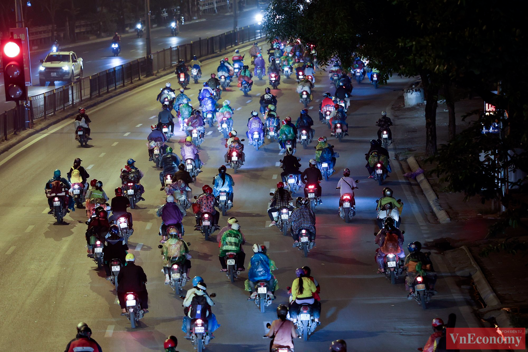 L&agrave;n s&oacute;ng người lao động rời TP.HCM v&agrave; c&aacute;c đ&ocirc; thị, khu c&ocirc;ng nghiệp, khu chế xuất trọng điểm ph&iacute;a Nam trở về qu&ecirc; chưa c&oacute; dấu hiệu giảm nhiệt.