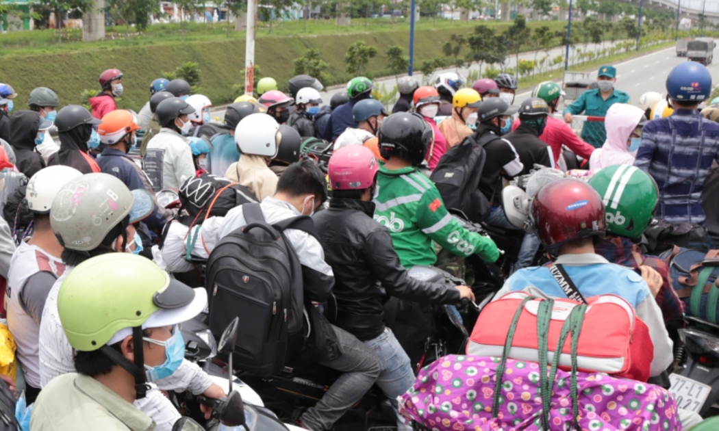 Việc hàng chục ngàn người lao động rời bỏ TP.HCM về quê trong những ngày đầu tháng 10 đã tạo thêm áp lực việc làm cho các doanh nghiệp của thành phố này