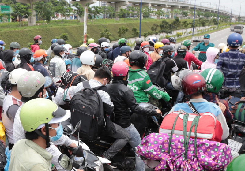 Việc hàng chục ngàn người lao động rời bỏ TP.HCM về quê trong những ngày đầu tháng 10 đã tạo thêm áp lực việc làm cho các doanh nghiệp của thành phố này