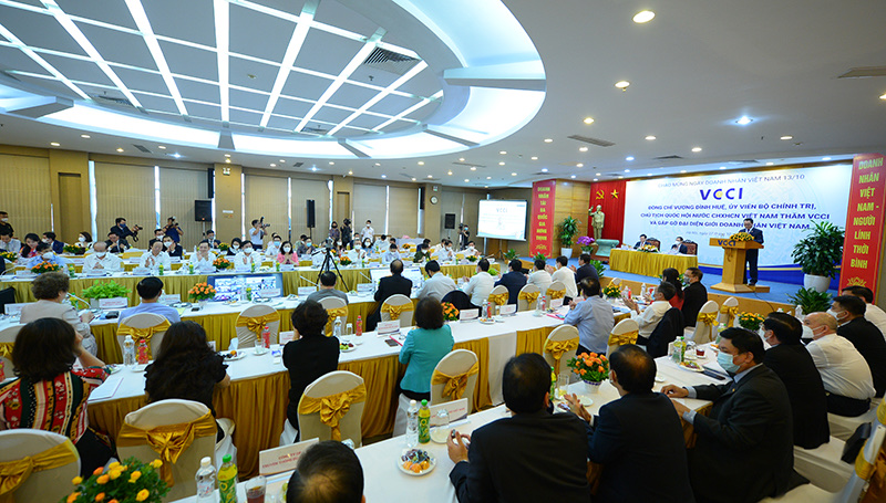 Toàn cảnh buổi làm việc giữa Chủ tịch Quốc hội Vương Đình Huệ và VCCI.