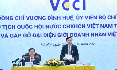 Chủ tịch Quốc hội Vương Đình Huệ đến thăm và làm việc với VCCI và gặp gỡ đại diện giới doanh nhân nhân Ngày doanh nhân Việt Nam.