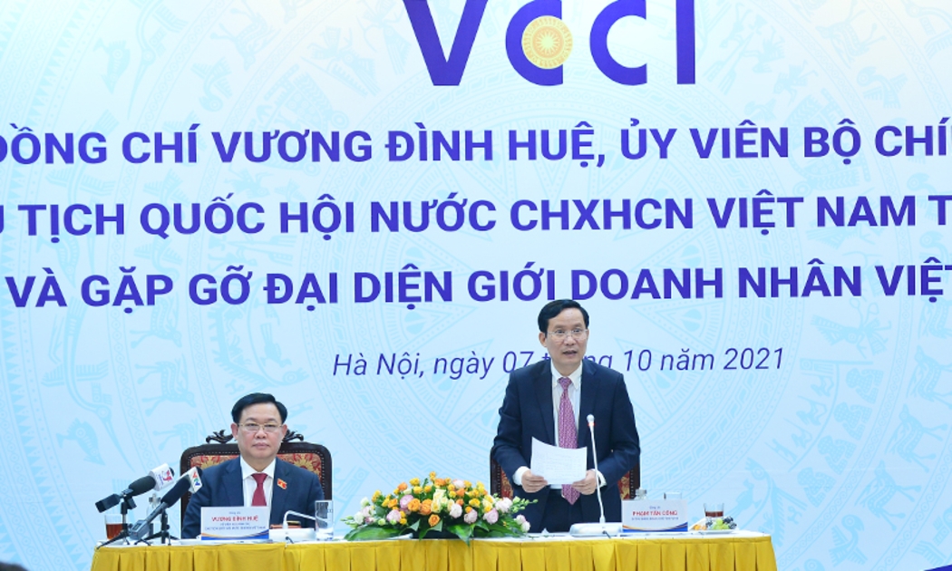 Chủ tịch Quốc hội Vương Đình Huệ đến thăm và làm việc với VCCI và gặp gỡ đại diện giới doanh nhân nhân Ngày doanh nhân Việt Nam.