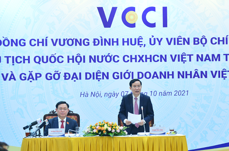 Chủ tịch Quốc hội Vương Đình Huệ đến thăm và làm việc với VCCI và gặp gỡ đại diện giới doanh nhân nhân Ngày doanh nhân Việt Nam.