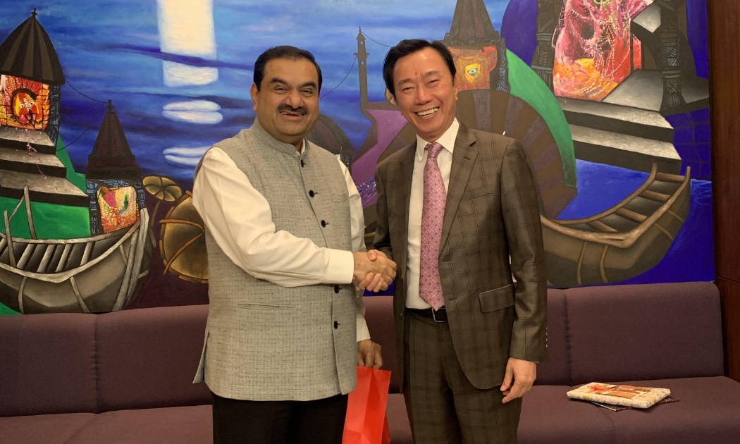 Đại sứ Phạm Sanh Châu và tỷ phú Gautam Adani tại buổi làm việc ngày 28/9.
