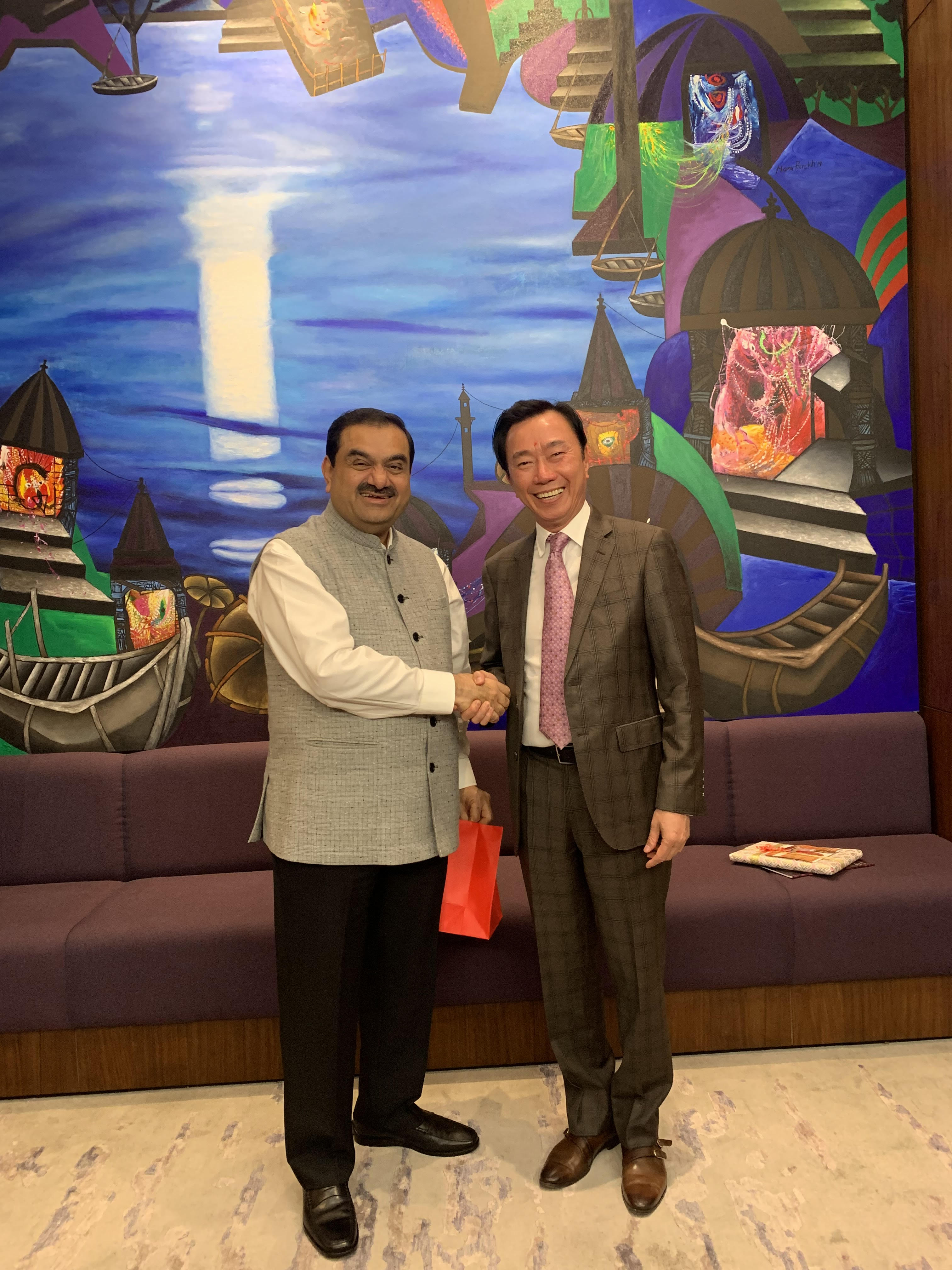 Đại sứ Phạm Sanh Châu và tỷ phú Gautam Adani tại buổi làm việc ngày 28/9.
