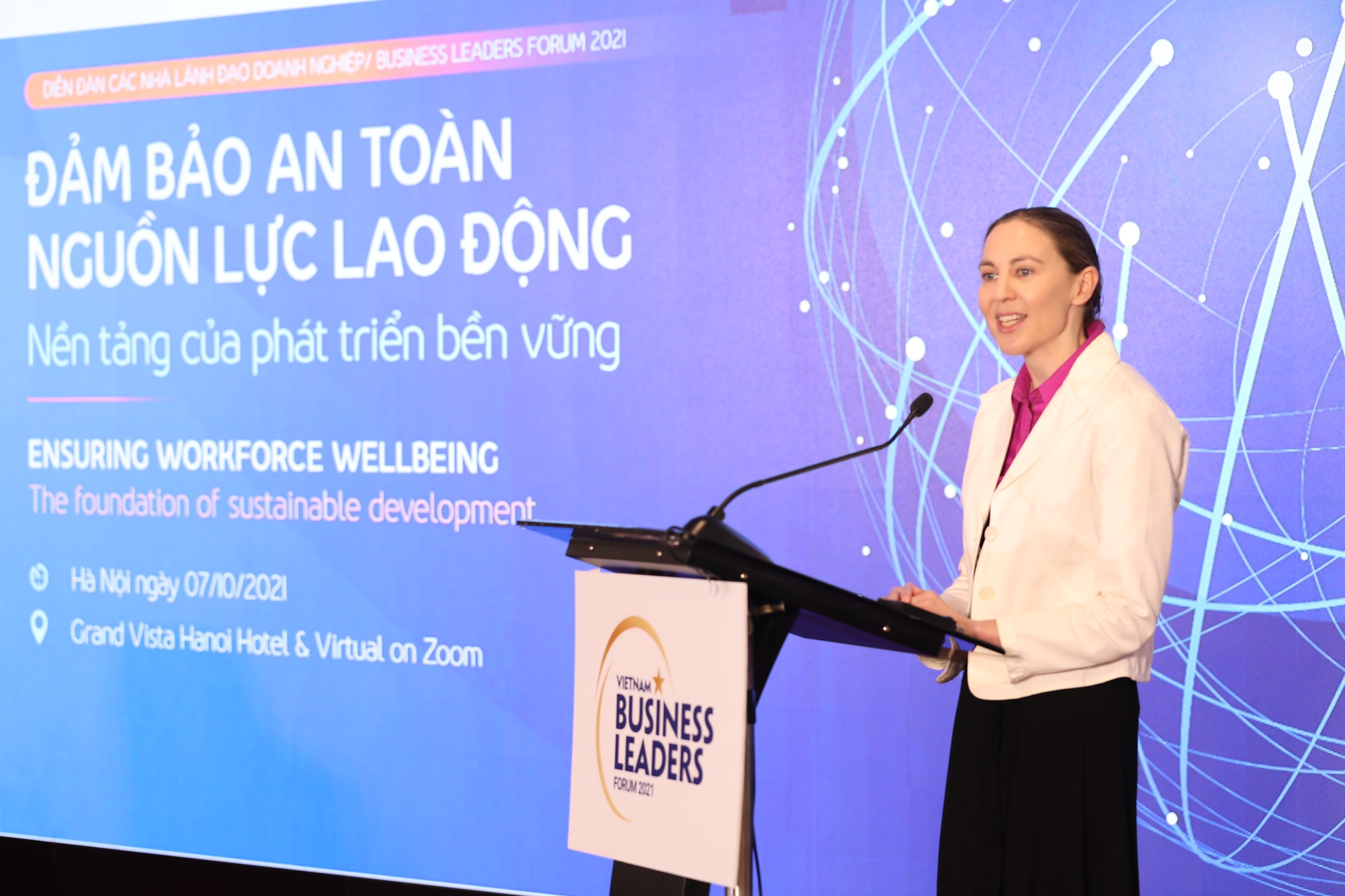 B&agrave; Carly Main, Quyền tham t&aacute;n, Đại sứ qu&aacute;n Australia tại Việt Nam ph&aacute;t biểu khai mạc tại Diễn đ&agrave;n.