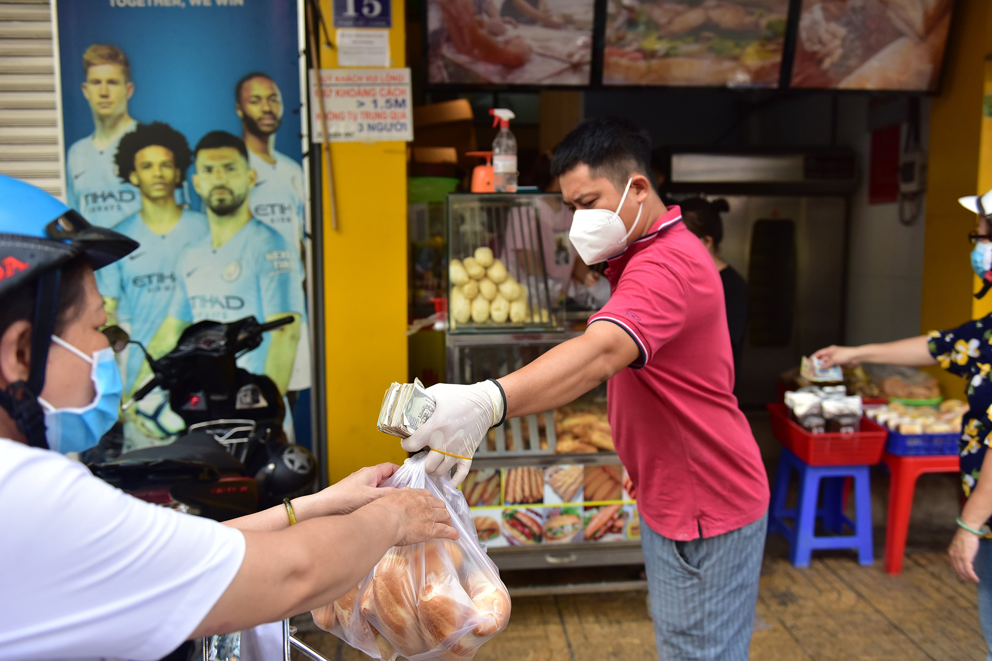 Sau nhiều tháng đóng cửa vì dịch Covid-19, nhiều hàng quán ở TP.HCM đã mở cửa bán trở lại. Ảnh: Hồng Lam (báo Danviet)