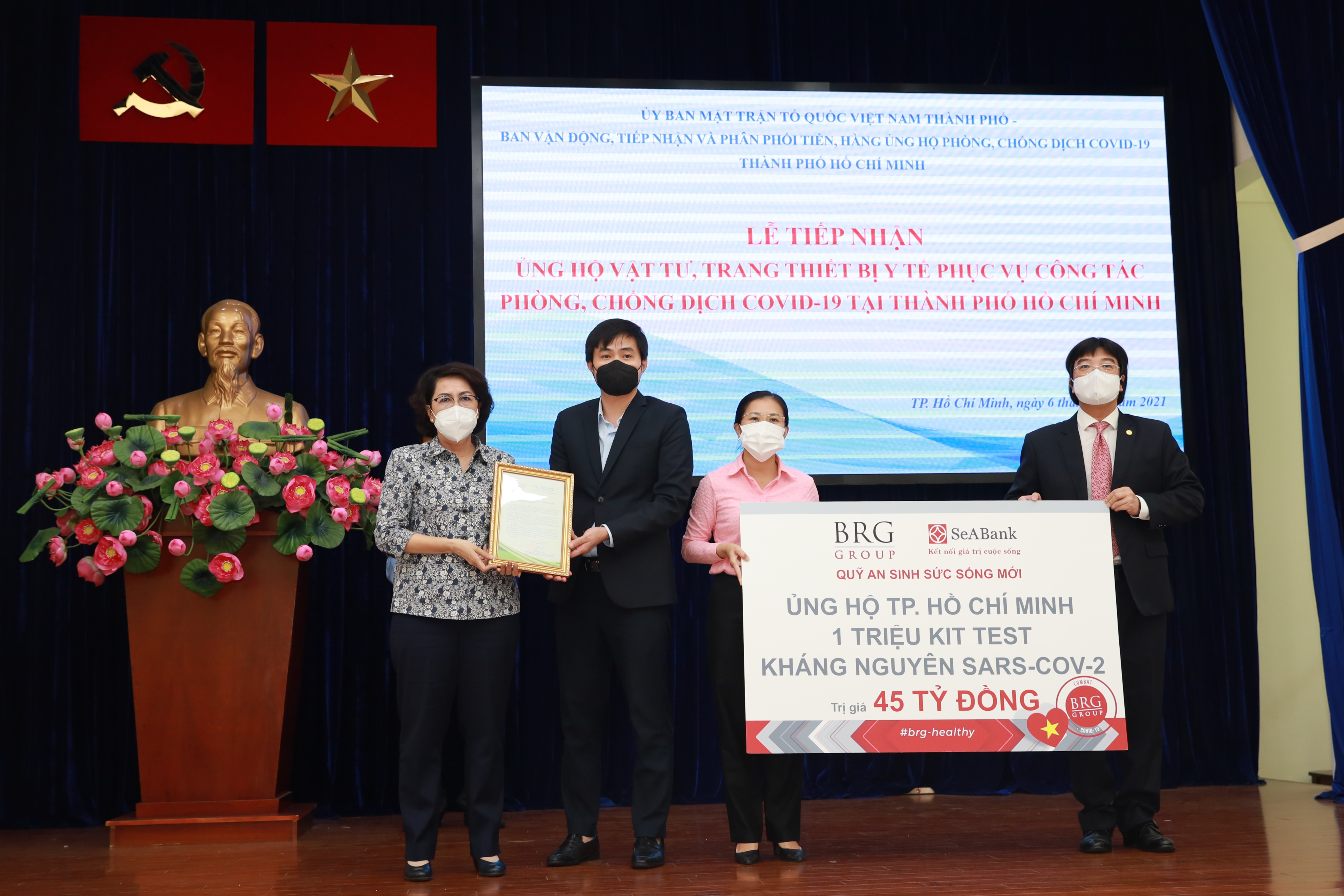 Đại diện chính quyền Tp.HCM tiếp nhận ủng hộ từ “Quỹ an sinh sức sống mới của BRG và SeABank”.