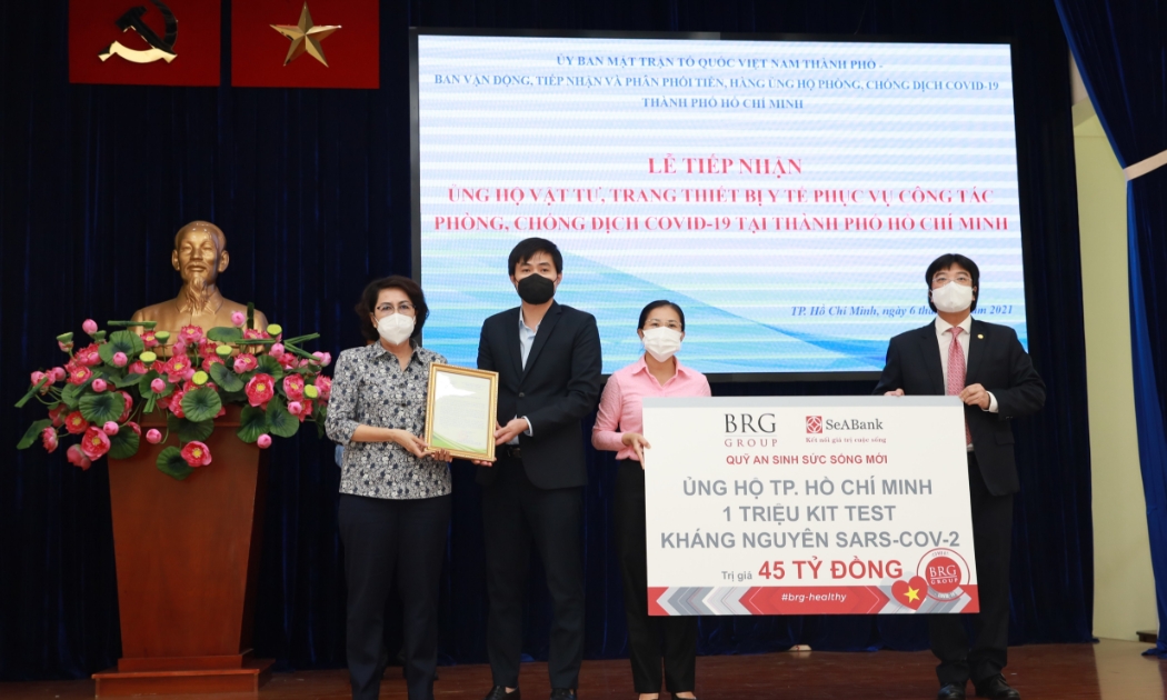 Đại diện chính quyền Tp.HCM tiếp nhận ủng hộ từ “Quỹ an sinh sức sống mới của BRG và SeABank”.