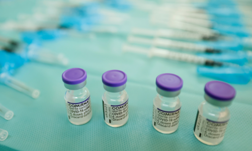 Các nước giàu lãng phí hàng trăm triệu liều vaccine Covid-19