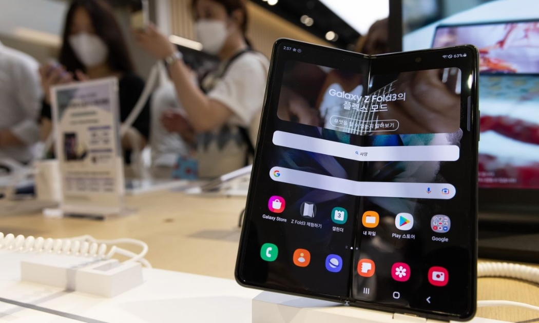 Điện thoại gập thuộc dòng Z mới ra mắt của Samsung - Ảnh: Getty Images