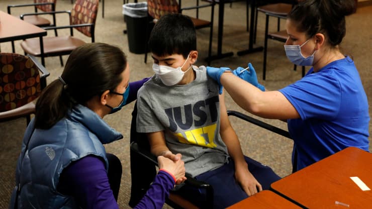 Một thiếu niên được tiêm vaccine ngừa Covid-19 ở Michigan tháng 5/2021 - Ảnh: Getty/CNBC.
