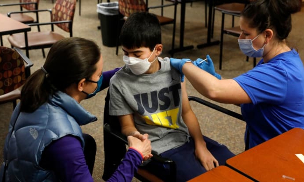 Một thiếu niên được tiêm vaccine ngừa Covid-19 ở Michigan tháng 5/2021 - Ảnh: Getty/CNBC.