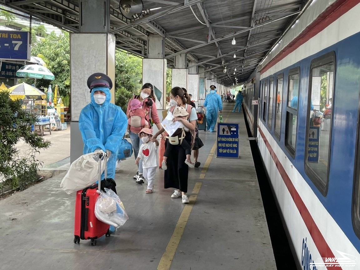 Theo kế hoạch của tỉnh Quảng Bình, người dân được tỉnh đón về đợt này là phụ nữ mang thai, phụ nữ nuôi con nhỏ dưới 12 tháng… tại TP .Hồ Chí Minh, Bình Dương và Đồng Nai có nguyện vọng về quê.