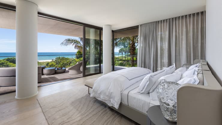 Cả hai đều c&oacute; phần m&aacute;i hi&ecirc;n bao quanh với hướng nh&igrave;n ra biển, tường k&iacute;nh từ s&agrave;n l&ecirc;n trần. Chủ nh&acirc;n cũng được sử dụng thang m&aacute;y ri&ecirc;ng l&ecirc;n thẳng căn hộ với c&ocirc;ng nghệ nhận dạng v&acirc;n tay.