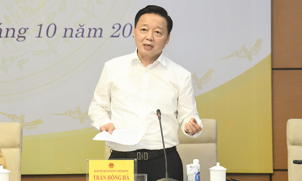 Bộ trưởng Bộ Tài nguyên và Môi trường Trần Hồng Hà báo cáo, làm rõ một số nội dung tại buổi làm việc - Ảnh: Quochoi.vn