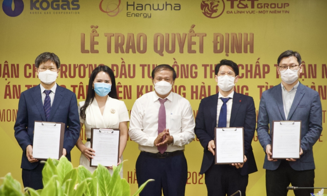 Ông Phạm Ngọc Minh, Trưởng ban Quản lý Khu kinh tế tỉnh Quảng Trị trao Quyết định chủ trương đầu tư đồng thời chấp thuận nhà đầu tư dự án Trung tâm điện khí LNG Hải Lăng, tỉnh Quảng Trị - Giai đoạn I (1.500 MW) cho Tổ hợp các nhà đầu tư.