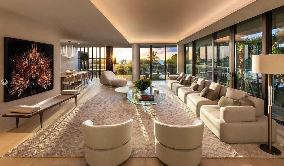 Trong hai căn hộ, một căn rộng gần 650 m2 và có giá 18,95 triệu USD, căn còn lại có diện tích bằng một nửa với giá 11,9 triệu USD. Theo giá hiện tại của Bitcoin, hai căn hộ này có giá 560 Bitcoin.