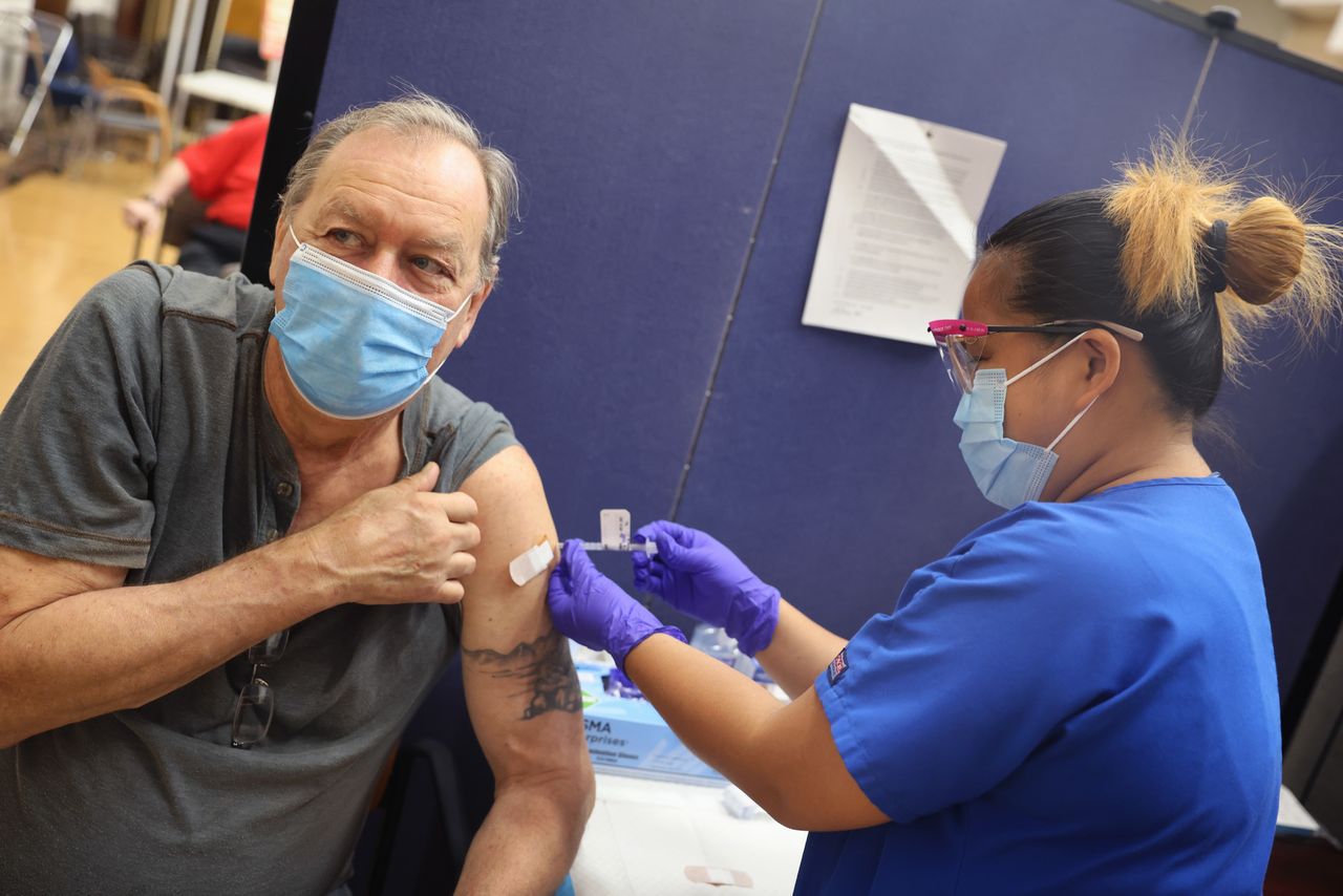 Vaccine vẫn l&agrave; r&agrave;o chắn hiệu quả chống Covid-19 - Ảnh: AP