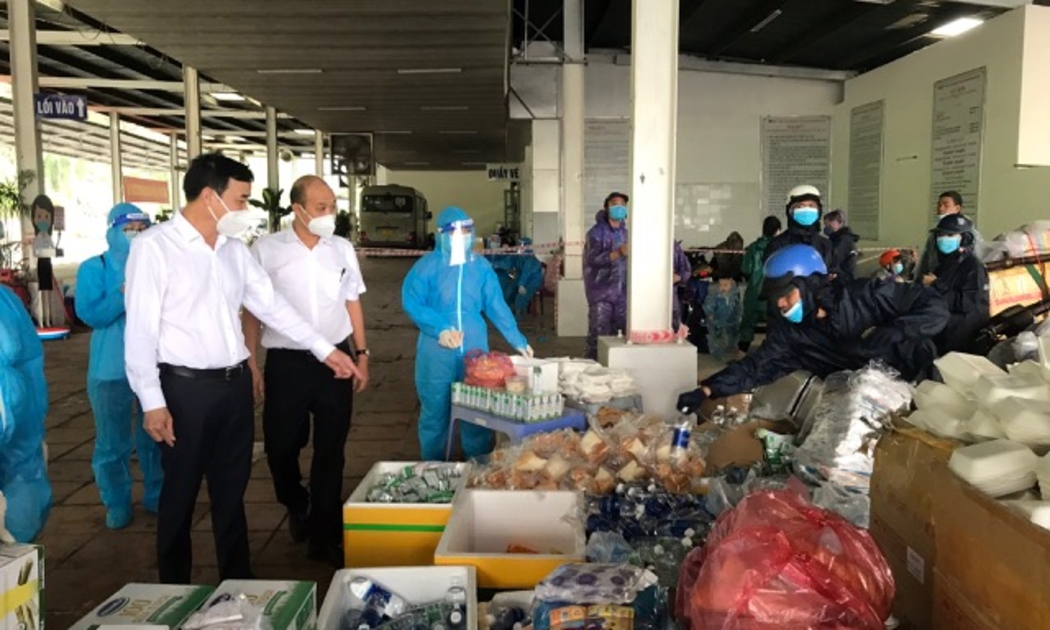 Lãnh đạo thành phố Đà Nẵng chuẩn bị suất ăn hỗ trợ người dân di chuyển về phía Bắc.