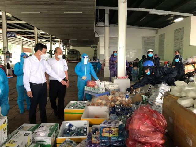 Lãnh đạo thành phố Đà Nẵng chuẩn bị suất ăn hỗ trợ người dân di chuyển về phía Bắc.