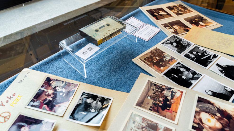 Chiếc băng cassette sẽ đi k&egrave;m 19 bức ảnh m&agrave;u v&agrave; 10 bức ảnh đen trắng.