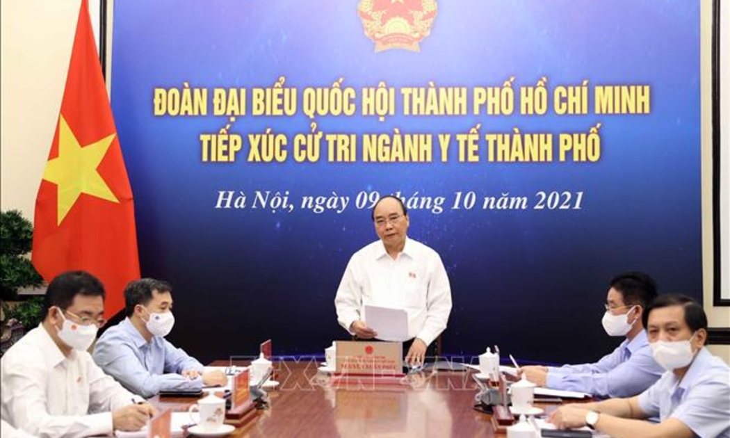 Chủ tịch nước Nguyễn Xuân Phúc và đoàn đại biểu Quốc hội TP.HCM tiếp xúc cử tri chuyên đề ngành y tế TP.HCM theo hình thức trực tuyến - Ảnh: TTXVN