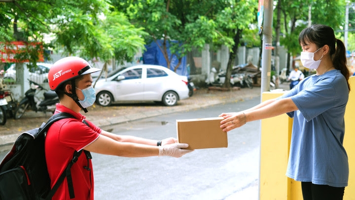 Đội ngũ giao h&agrave;ng J&T Express thực hiện giao h&agrave;ng kh&ocirc;ng tiếp x&uacute;c